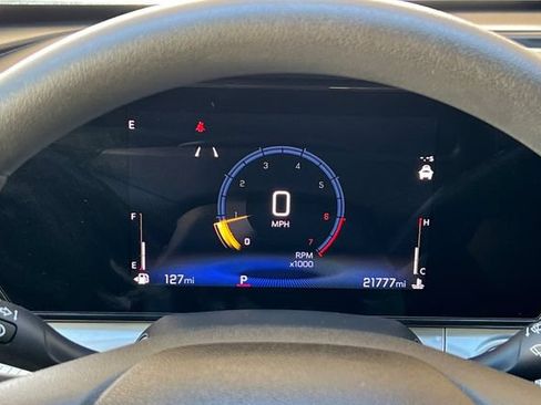 Used 2025 Chevrolet Trax LT FWD image 31