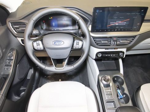 Certified 2024 Ford Escape SE image 17