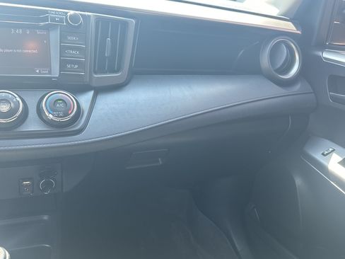 Used 2018 Toyota RAV4 LE FWD image 7