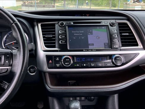 Used 2019 Toyota Highlander XLE FWD image 7