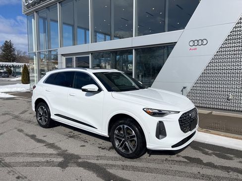 Used 2025 Audi Q5 Premium w/ Convenience Package image 9