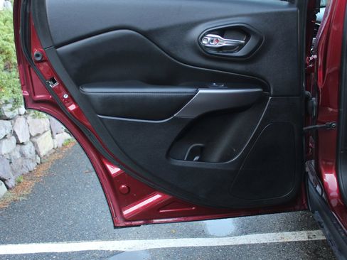 Used 2019 Jeep Cherokee Latitude w/ Cold Weather Group image 14