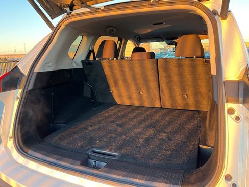 Used 2024 Nissan Rogue SV image 9