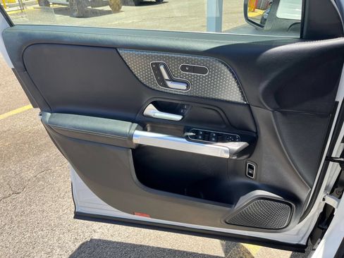 Used 2025 Mercedes-Benz GLB 250 4MATIC image 18
