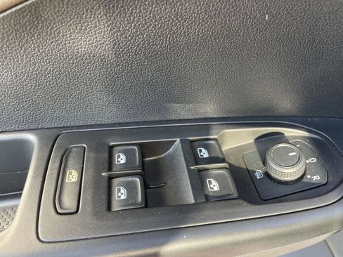 Used 2023 Volkswagen Taos SEL image 17