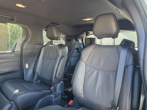Certified 2025 Toyota Sienna Platinum image 21