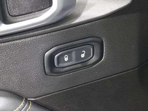 Used 2023 Jeep Gladiator Overland AWD/4WD image 7