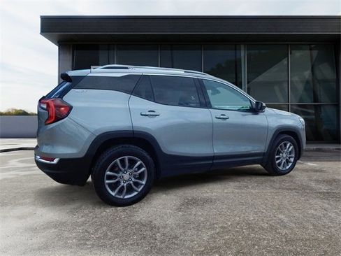 Used 2024 GMC Terrain SLT image 3