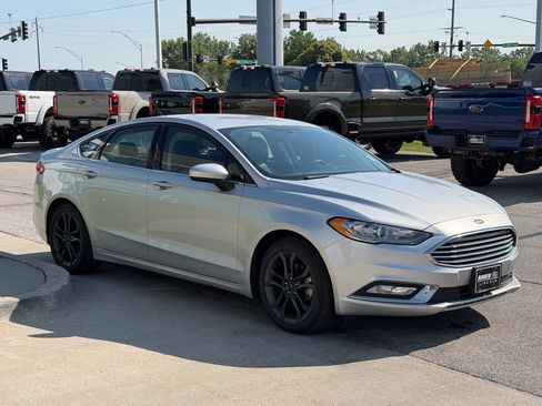 Used 2018 Ford Fusion SE w/ Equipment Group 201A FWD image 7