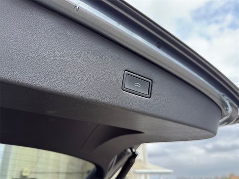 Used 2022 Volkswagen Tiguan SE image 32