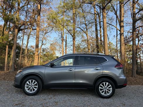 Used 2018 Nissan Rogue SV image 1