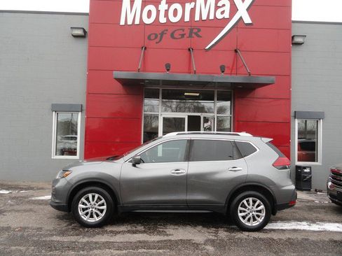 Used 2017 Nissan Rogue SV image 2