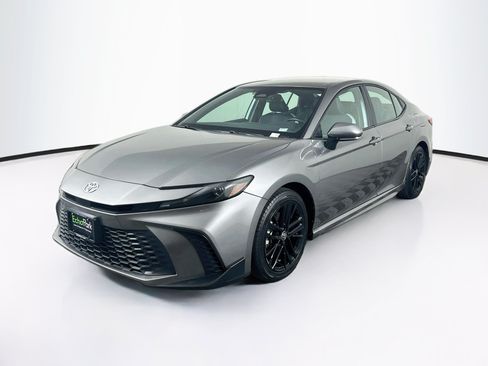 Used 2025 Toyota Camry SE FWD image 3