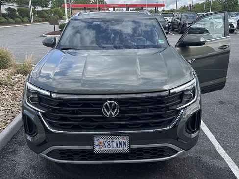 Used 2025 Volkswagen Atlas Cross Sport SE AWD/4WD image 2