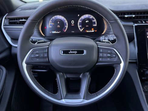New 2025 Jeep Grand Cherokee Altitude image 12