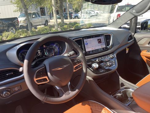 New 2026 Chrysler Pacifica Pinnacle image 16