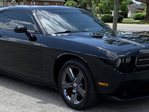 Used 2014 Dodge Challenger SXT RWD image 7