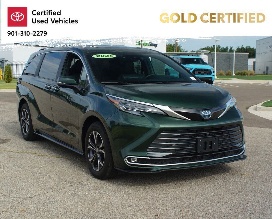 Used 2025 Toyota Sienna Platinum AWD/4WD image 2