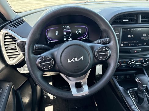 Used 2025 Kia Soul LX w/ LX Technology Package FWD image 11