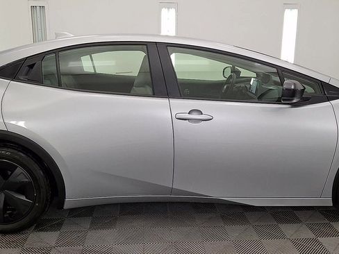 Used 2025 Toyota Prius LE image 5