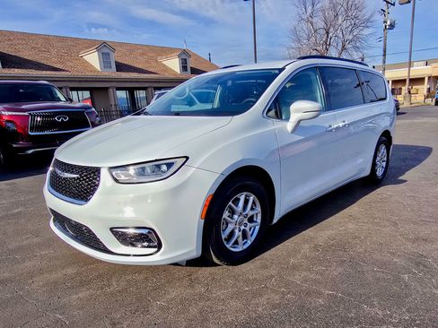 Used 2022 Chrysler Pacifica Touring-L image 14