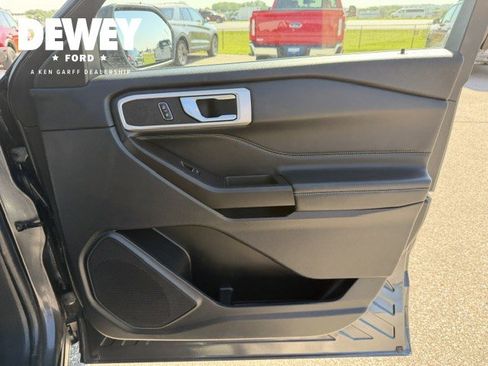 Used 2020 Ford Explorer XLT w/ Equipment Group 202A AWD/4WD image 34