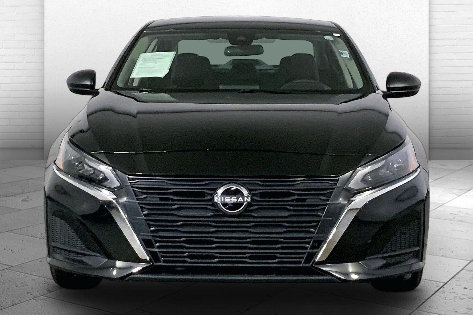 Used 2025 Nissan Altima 2.5 SV FWD image 2