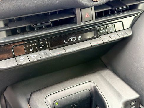 Used 2023 Toyota Crown Limited image 31