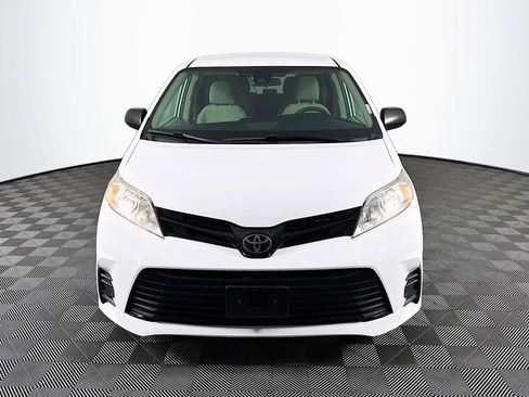 Used 2019 Toyota Sienna L image 2