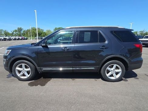 Used 2017 Ford Explorer XLT w/ Equipment Group 202A AWD/4WD image 16