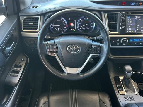 Used 2018 Toyota Highlander SE FWD image 17