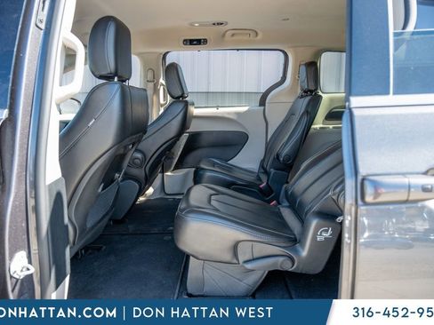 Used 2023 Chrysler Pacifica Touring-L FWD image 20