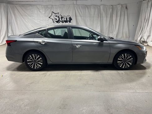 Used 2024 Nissan Altima 2.5 SV FWD image 8