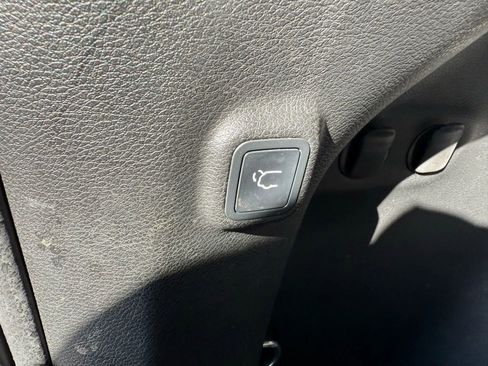 Used 2019 Jeep Cherokee Limited image 39