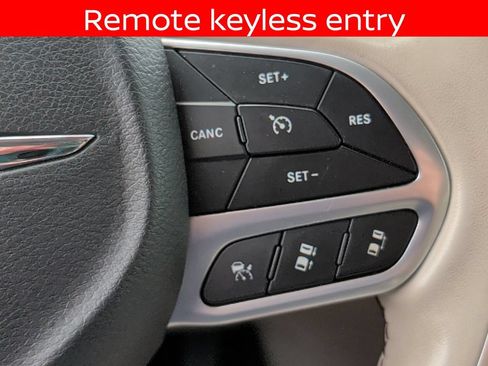 Used 2020 Chrysler Pacifica Limited w/ Tire & Wheel Group FWD image 25