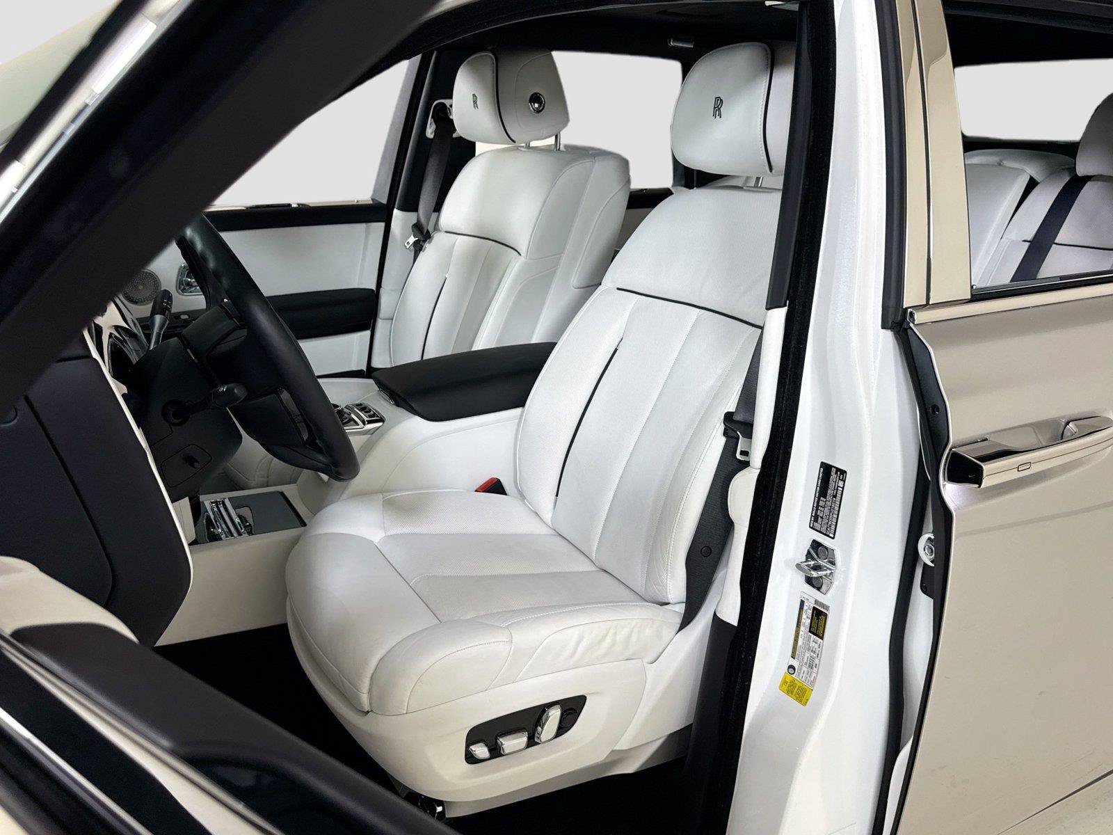 Used 2023 Rolls-Royce Phantom Sedan RWD image 13