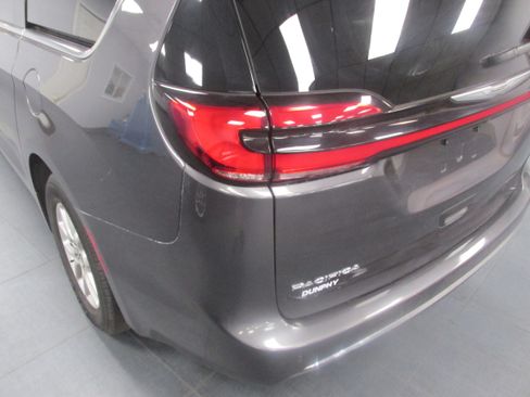 Used 2023 Chrysler Pacifica Touring-L FWD image 12