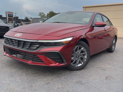 Used 2024 Hyundai Elantra SEL FWD image 1
