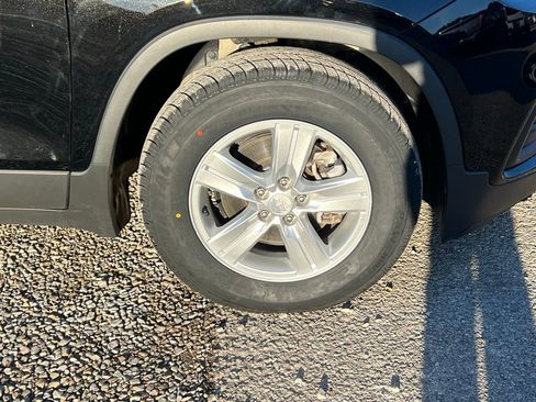 Used 2019 Chevrolet Trax LT w/ Sun & Sound Package image 10