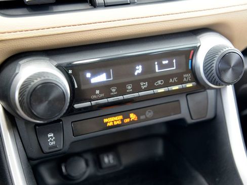 Used 2019 Toyota RAV4 LE FWD image 24