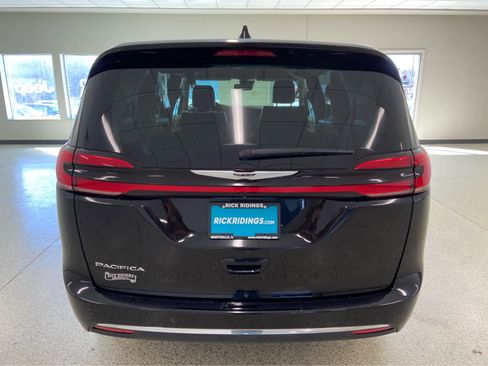 Used 2024 Chrysler Pacifica Touring-L FWD image 8
