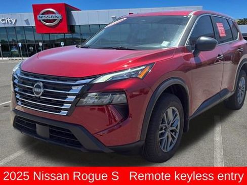 Used 2025 Nissan Rogue S AWD/4WD image 7