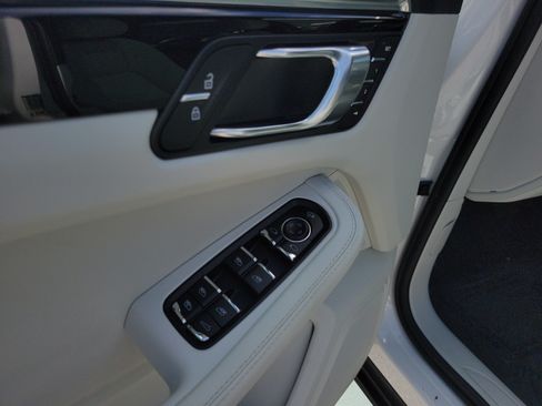 Used 2024 Porsche Macan AWD/4WD image 17