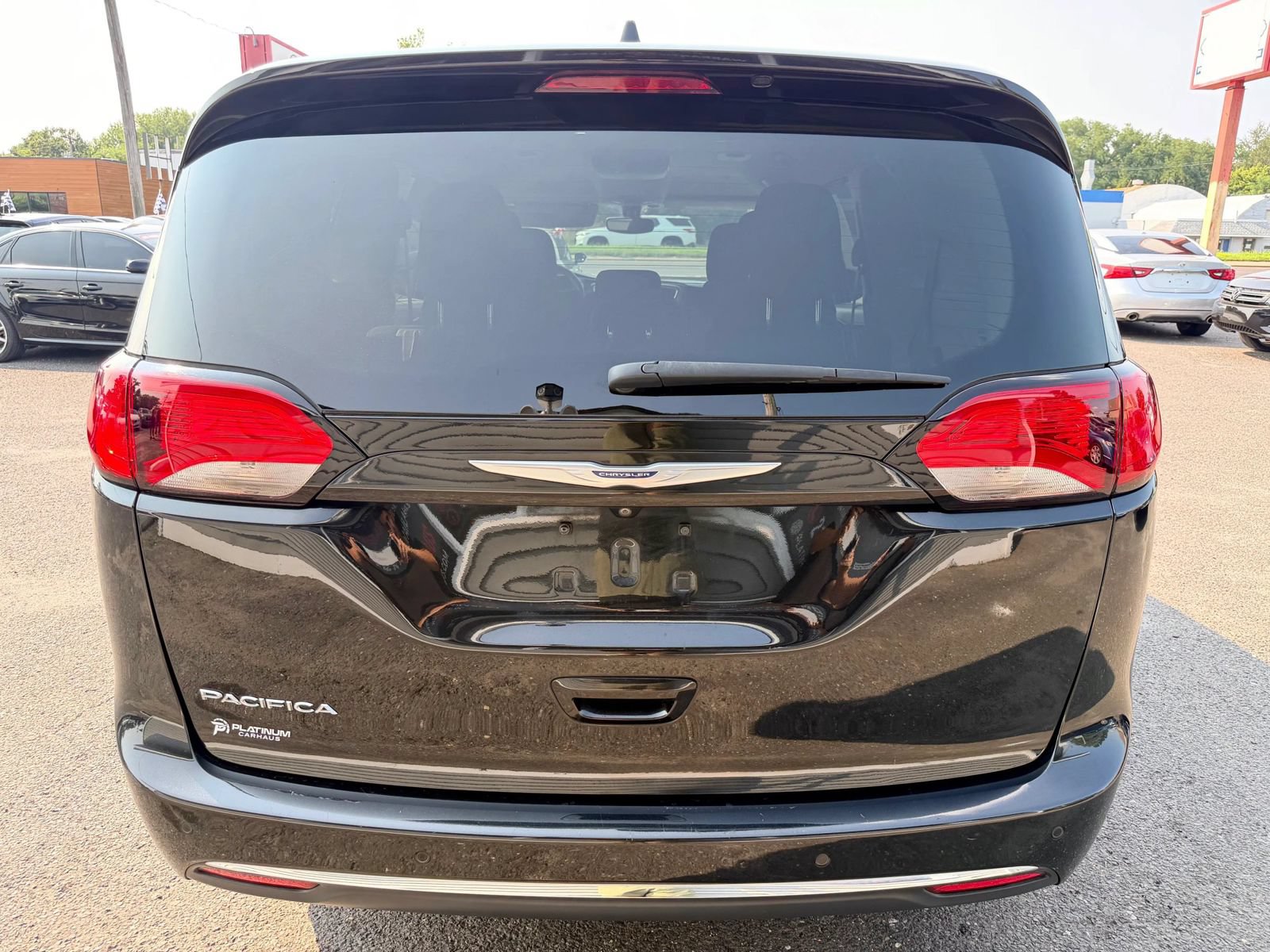 Used 2020 Chrysler Pacifica Touring w/ Tire & Wheel Group FWD image 6
