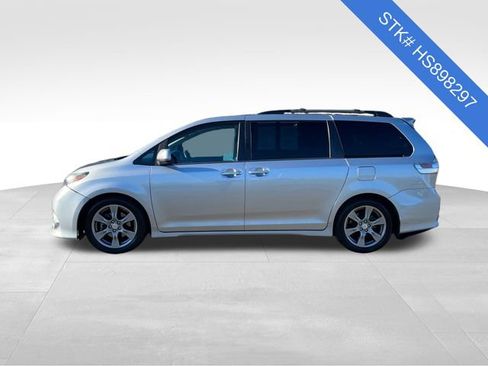 Used 2017 Toyota Sienna SE image 4