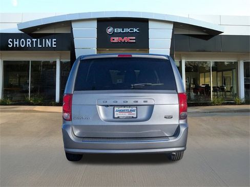 Used 2020 Dodge Grand Caravan SE image 4