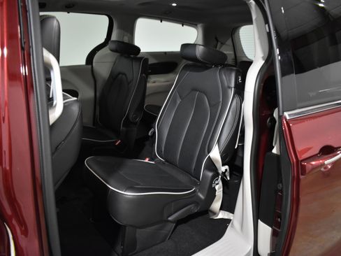 Used 2023 Chrysler Pacifica Limited w/ Trailer Tow Group image 24