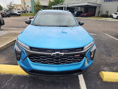 Used 2025 Chevrolet Trax RS w/ Sunroof Package image 2