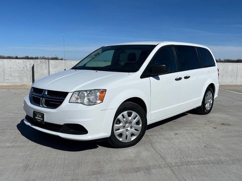 Used 2019 Dodge Grand Caravan SE image 2