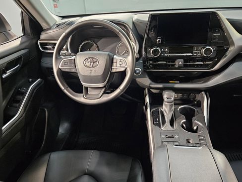 Certified 2025 Toyota Highlander XLE image 9